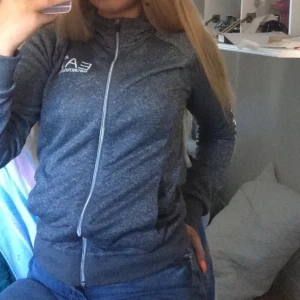 Armani dress - Säljer koftan på bilden med matchande byxor till, för referens är jag 159 cm och brukar ha storlek S. De är båda i väldigt bra skick! Köp båda för 350kr eller en del för 200kr