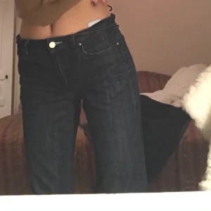 Acnejeans  - Jeans från Acne, slim & straight modell. Mörkblåa💙 har klippt de själv, längden är 30 nu👌🏼 26 i midjan