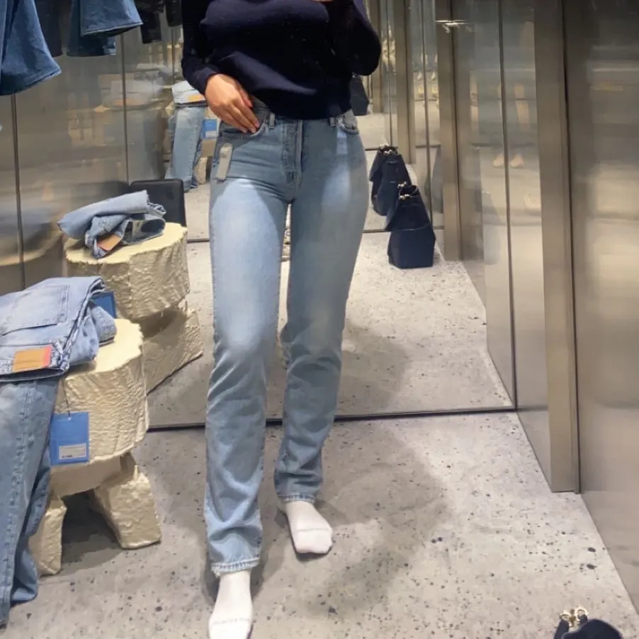 Säljer mina supersnygga och sköna jeans från acne som inte kommer så mycket användning, de är köpa 2 månader sen och använda några få gånger💕 sitter skit bra i längden på mig som är 173💕 kom även med egna bud💕 nypris 2300, kvittot och lapparna finns kvar💕. Jeans & Byxor.