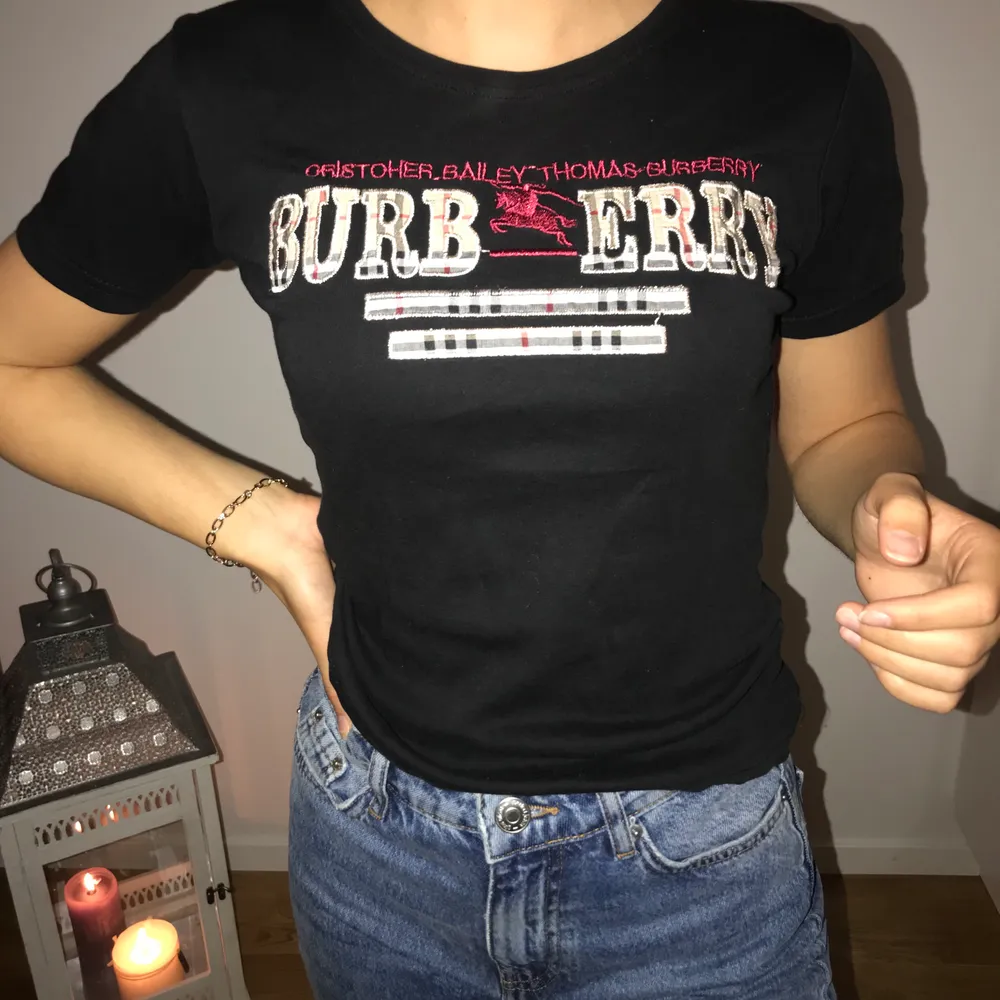 Burberry T-shirt i mycket bra skick!. T-shirts.