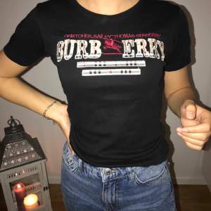 Burberry T-shirt i mycket bra skick!