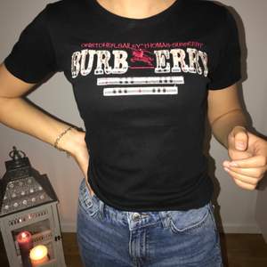 Burberry T-shirt i mycket bra skick!