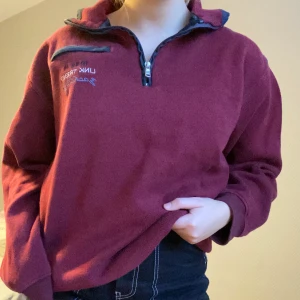 Oversizad tröja - Mysig och cool oversizad tröja💞 Köpt på second-hand men har inte kommit lika mycket till användning som jag skulle önskat, och säljs därför🥰 Är i storlek L men sitter jättesnyggt oversizad på en S och uppåt!