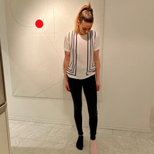 Svartvit topp från GANT  - Svartvit topp från GANT strl 34, använd fåtal gånger och precis kemtvättad.