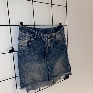 Jeanskjol☀️ - Fel i årstid men en kjol som passar perfekt till sommaren, den är kortare där fram och längre därbak, vilket är väldigt praktiskt!🌸☀️☀️🌈