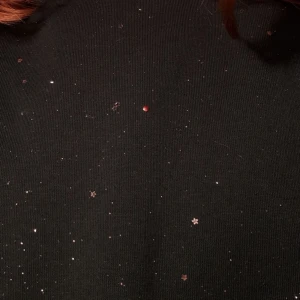 Swetshirt strl 152 cm - Jätte fin grön swetskirt med glitter och paljätter. Färgen ser mycket mörkare ut än va den igenkligen är. Tröjan är andvänd men i bra skick. Den är från Zara och är i strl 152 cm.  Frakten går på 10 kr. 💖 kontakta för mer info. 