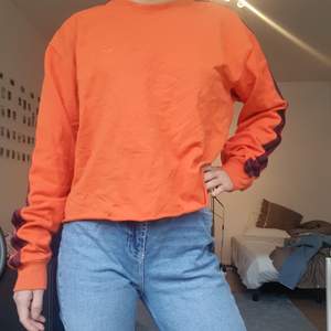 Cropped sweatshirt i en as ball orange färg!🍊🍊 Från Carlings och avklippt där nere! 