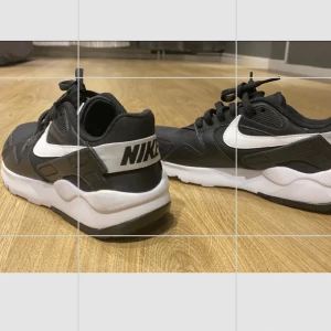 Nike skor - Ett par jätte snygga nike skor som jag älskar men som tyvärr är för småa för mig. Aldrig använt dom bara testade en gång. Står att den är strl 38 men skulle säga att den sitter som en 37.