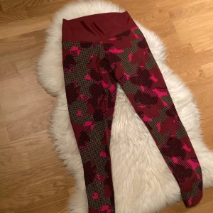 Adidas tights - Adidas tights i 4/5 model och hög midja. PMa frågor