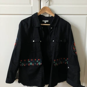 Skjortjacka Zara - Jättefin skjortjacka från Zara med mönster på ryggen. Storlek S.