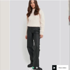 Skinnbyxor - Säljer dessa suppper fina skinnbyxorna ifrån LXA (NA-KD), säljer då de är för stora för mig. De är i storlek 38 men när ja använt dem har jag vikt upp de där nere, och de har funkat hur bra dom helst! ❤️frakt tillkommer med 59kr eller så kan jag mötas upp i Stockholm.  