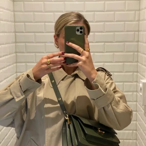 Kort jacka från ARKET - Trenchcoat. Kortare modell! Slutsåld. Storlek 34. Jag är en 38-36.