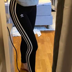 Snygga Adidas tights/leggings i storlek XS, utan defekter!