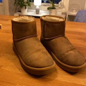 Uggs  - Gus från din sko(Inte riktiga), köpt 1år sedan. Orginalpris 399kr. Bud från 100kr