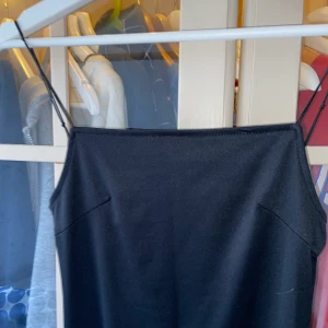 Klänning - Jättefin svart klänning med smala band, fungerar likväl på hösten som på sommaren. Den är i strl xs men tyget är töjbart så det funkar på både S och M skulle jag säga. Köparen betalar frakt💓