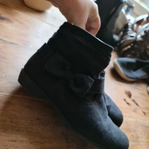 🎀Fina skor i moccaimitation. Med rosett 🎀 - Lite använda skor feån hm i strl 36. Jäääättefina🎉 Samfraktar gärna andra annonser, skickar alltid med skicka lätt men givetvis kan man skicka på annat vis om så önskas. Via skicka lätt får du direkt information om ditt paket och kan lätt spåra ditt paket på postnords app eller på hemsidan. Inga priser för det mesta är hugger i sten, buda gärna, har rätt att neka. ⭐⭐ Köper du direkt så skickas ditt paket inom 1-2 dagar efter betalning. ⭐⭐