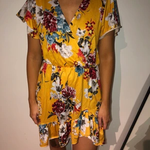 KLÄNNING - Söt klänning från Gina Tricot. Köpt i storlek L men passar mer S/M💛🌼🌞🌟 