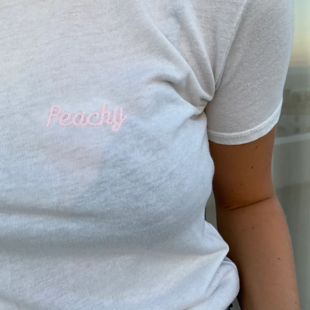 Härlig och otroligt skön T-shirt från Brandy Melville! Säljer pga ingen användning för den! Men otroligt skönt tyg! . T-shirts.