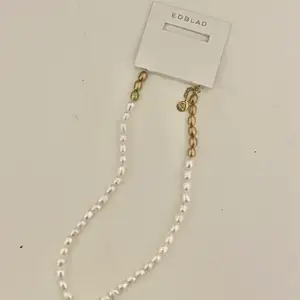 Ett vitt pärlhalsband från Edblad med några guld pärlor vid kedjan☺️ köpte för 700, aldrig använt🥰 skriv för flera bilder eller frågor💕 Pris kan diskuteras 