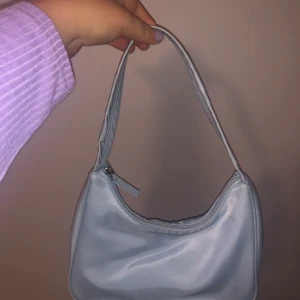 Monki väska - Trendig väska från monki, superfin men kan finnas någon superljus fläck. Absolut inget som syns☺️ 100kr ink frakt❤️