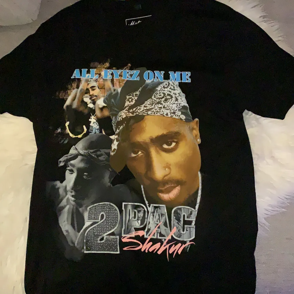 Svart T-shirt med Tupac tryck på framsidan. Köpt på Junkyard för 299:-. Unisex. Använd 2 gånger.. T-shirts.