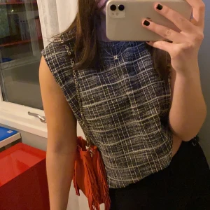 Zara väst - Mönstrad väst från zara som köptes som en T-shirt men har klippt av ärmarna. Skitsnygg både med och utan T-shirt eller skjorta under! Den har fransar längst ner💖