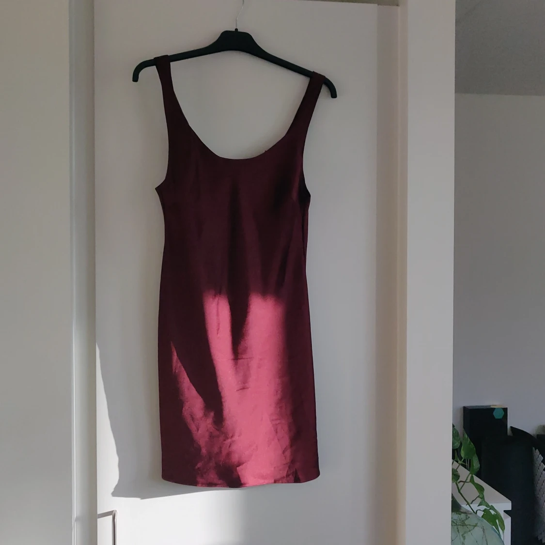Burgundy siden klänning Asos stl 38