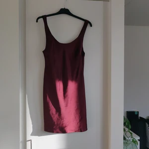 Burgundy siden klänning Asos stl 38 - En burgundy färgad sidenklänningen från Asos. Storleken är 38 men måste säga att den blev kort och tajt. Skulle nog mer rekommendera någon i XS eller S. Fraktkostnaden tillkommer.