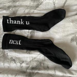 Oanvända strumpor från  h&m - Det är ett par oanvända svarta thank u next strumpor från h&m. Nypris 50kr nupris 15kr. Frakt 10kr.