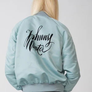 ACNE STUDIOS X JOHNNY WINTER - Limiterad jacka från kollektionen Acne gjorde förra året! Endast använd en gång därav så gott som ny! Herr storlek 46 vilket motsvarar medium men unisex.  Lite tjockare i materialet så perfekt i höstvädret!