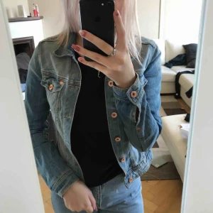  - Jeansjacka ifrån HM i strlk 34. Säljes pågrund av att den är för liten. Köpare står för frakt.