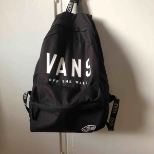  - snygg ryggsäck från vans😘 rymlig och bekväm att använda, den har justerbara ”handtag” och ett extra fack utan på ☺️ 