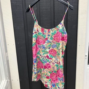  - Jättefin vintage slip dress! Rätt kort i modellen. Postas mot frakt :) 