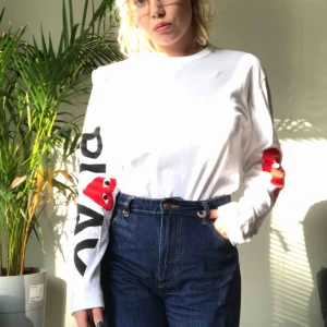  - vit långärmad cdg play tröja! Köpt på Nitty Gritty i Sthlm! Använd 1 gång 🦋möts upp i Sthlm eller fraktar 🦋 storlek L men passar från 36-38