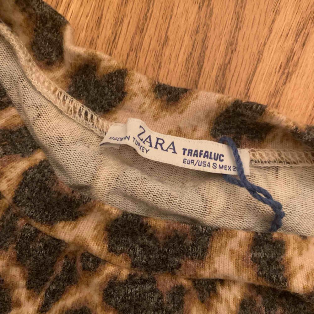 leopard tröja från Zara i mjukt material, använd fåtal gånger. Storlek S. Tröjor & Koftor.
