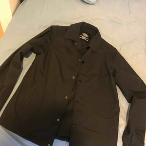  - Storlek S Cond: 9/10  Om köparen vill ha flera grejer så fixar vi ett bra pris. Finns att hämta i Stockholm, annars står köparen för frakt 