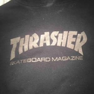  - Väldigt fin thrasher hoodie, Jätte skön och jätte fin, använts ett fåtal gånger, Inga hål eller andra skador. Kan frakta💜