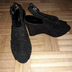  - Så snygga klackar köpt den för 400 kr men säljer den för 250 kr. Hadde de 2 gånger men tyvärr små för mig. Köparen betalar frakt. 