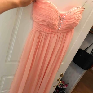  - Lång balklänning i storlek 36 från Nelly  (NLY EVE)  Som ny använd en gång Färg: aprikos