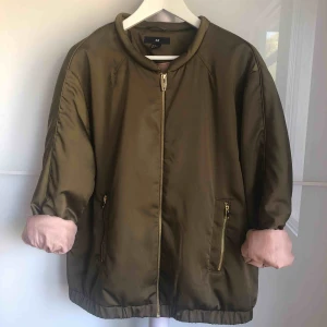  - Bomber jacka som jag köpt i en oversize modell💚Passar alla ifrån XS till XL beroende på hur man vill att den ska sitta💚 frakt tillkommer