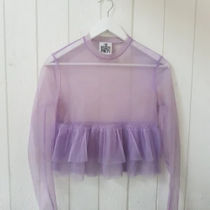  - SLUTSPURT INFÖR FLYTT! På söndag drar jag iväg till folkis ett år, så nu försöker jag göra flyttlasset så lätt som möjligt!  Supercool tröja ifrån The Ragged Priest! Rockade den här stenhårt på Way Out West förra året, nu vill jag att den ska få festa vidare på annat håll! Förut fanns ett tryck med taggtråd på, men min kille tvättade den för hårt så det försvann - går säkert att fixa igen ifall en vill ha det, jag tycker den är finare såhär! Står storlek M på bilden men skulle snarare bedöma den till en strl S!  Gå gärna in på min sida och kolla runt, sista chansen innan allt doneras - var inte rädd för att pruta om du tycker något är för dyrt! 🧡🧡🧡