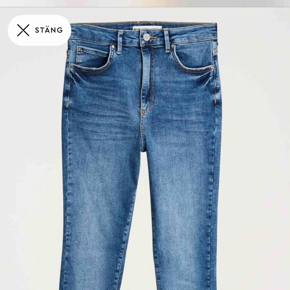 Oanvända Gina curve jeans från ginatricot. Köpa för 499 kr säljes för 150 kr + 42 kr frakt . Jeans & Byxor.