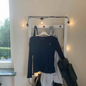  - Marinblå långärmad tröja från Ralph Lauren. Passar som storlek S men är i barnstolek(XL)