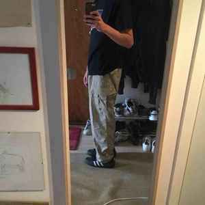  - Baggy beigea cargo byxor, väldigt låmga på mej o jag e 1 o 85. Säljs för dom används för lite. E lite osäker på storleken men om du e intresserad kan jag skicka bild på storleks lappen i byxan. Möts helst upp i stockholm men kan frakta oxå. Har swish😃💫