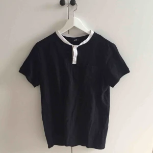  - svart t-shirt som jag köpte här på plick men som tyvärr inte används :-(  