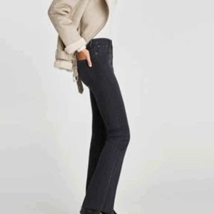  - Snygga flare/bootcut jeans från zara i storlek 34! Dom är lågmidjade och har en sliten gråsvart färg. Använda fåtal gånger 💛 köparen står för frakt 