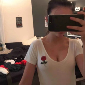  - En jättefin vit urringad t-shirt Köparen står för frakt