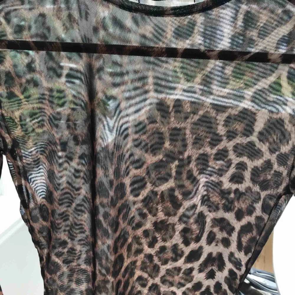 Fin mesh tröja i leopard mönster. Frakt 18kr. Toppar.