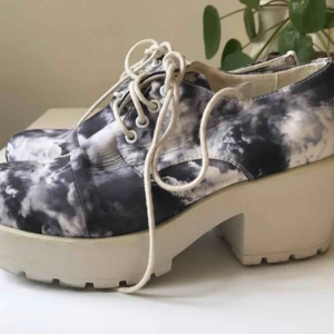  - Väldigt Sandra Beijer-iga skor med rejäl sula och molnmönster. Limited edition Vagabond. 