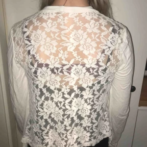  - Fin kofta med spetsrygg. Passar perfekt till sommar/höstkvällarna. Ink frakt 